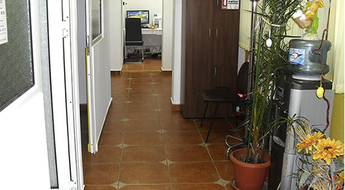 Second hallway connecting the examination rooms of the Dr. Vaetisi Medical Center 