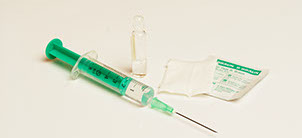 An image of a green seringe with an medicine ampoulle An image of a green seringe with an medicine ampoulle